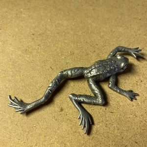 ❤️❤️gecko or lizzard with enough charm and pizazz to brooch your lapel.